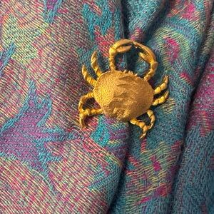 Adorable gold crab brooch